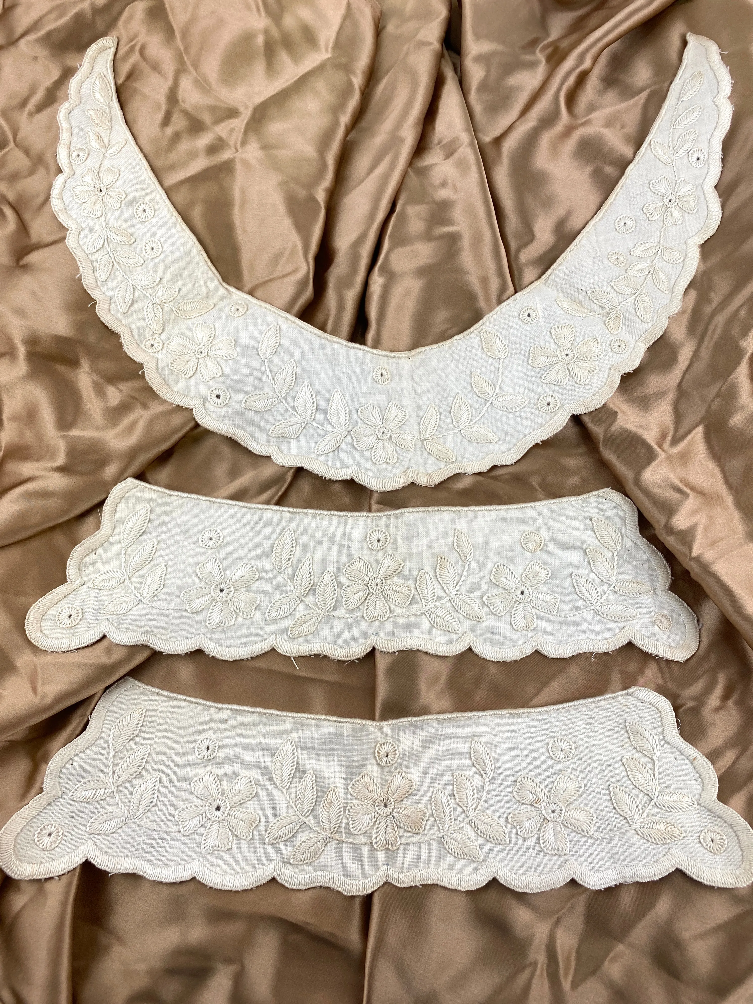 Antique Edwardian Cream Linen Floral Embroidered Collar & Matching Cuffs Set