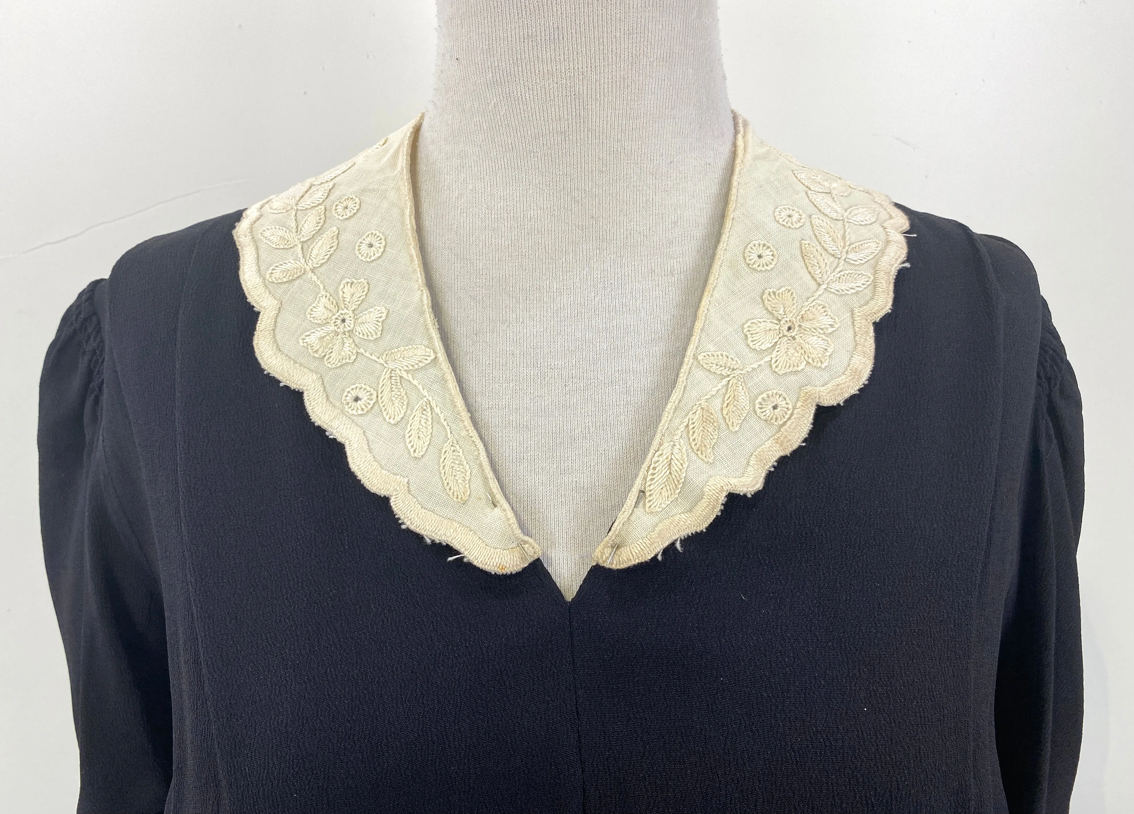 Antique Edwardian Cream Linen Floral Embroidered Collar & Matching Cuffs Set