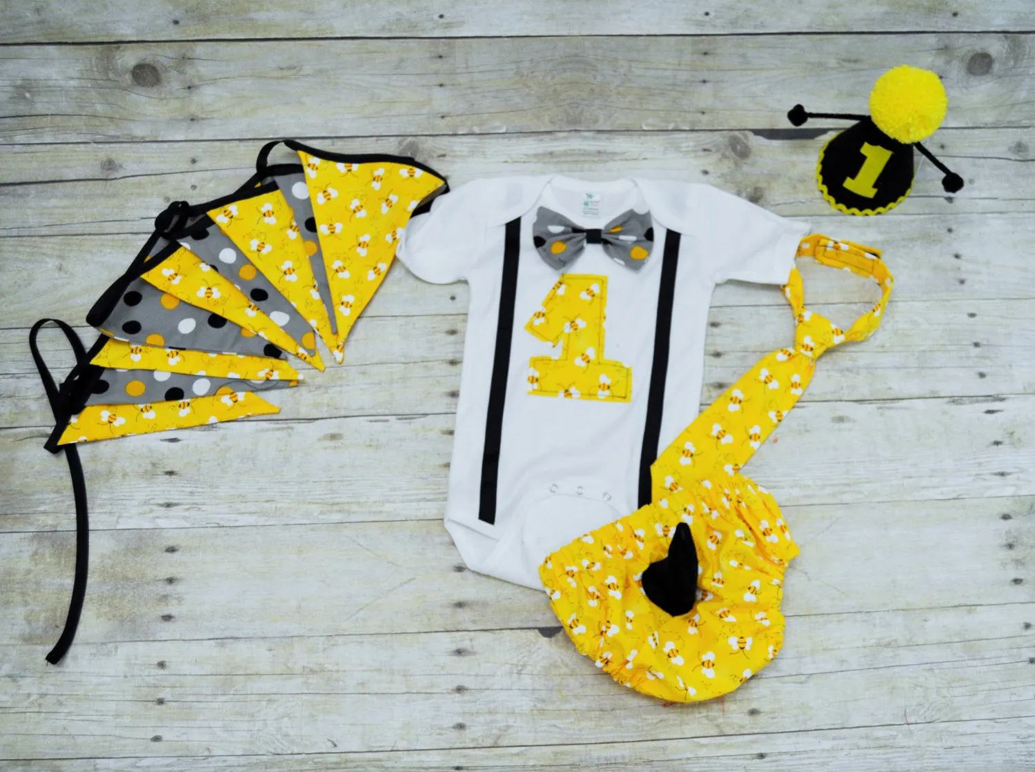 Bee birthday outfit, bee cake smash, bee bodysuit, bee birthday hat, 1st birthday outfit, 1st 2nd 3rd birthday,Bee banner, bee bunting