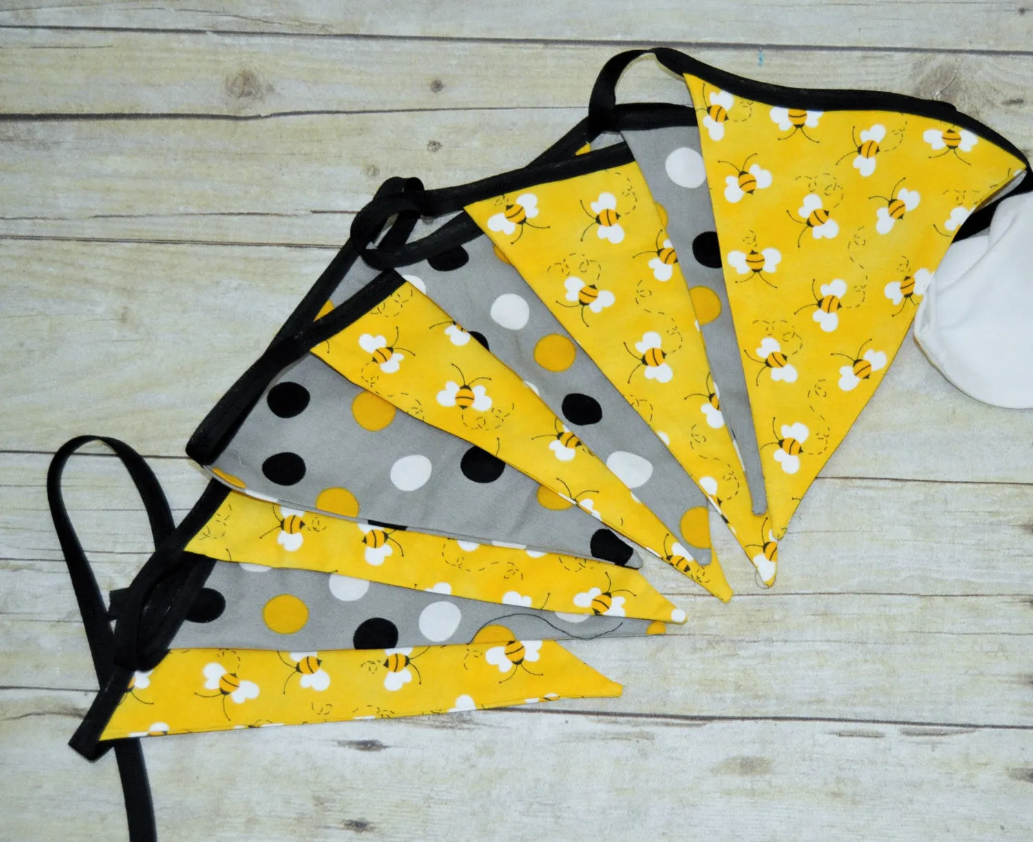 Bee birthday outfit, bee cake smash, bee bodysuit, bee birthday hat, 1st birthday outfit, 1st 2nd 3rd birthday,Bee banner, bee bunting