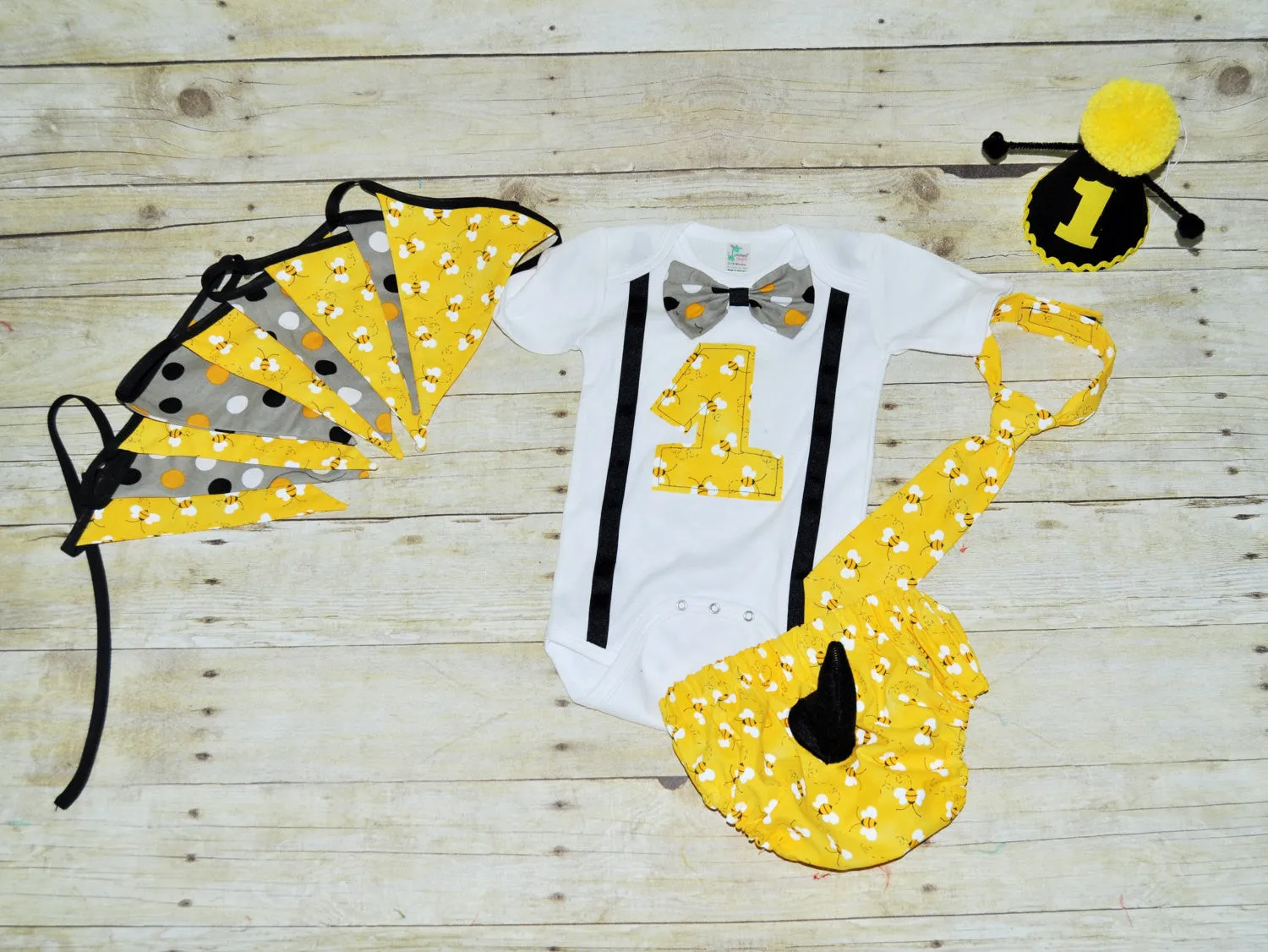 Bee birthday outfit, bee cake smash, bee bodysuit, bee birthday hat, 1st birthday outfit, 1st 2nd 3rd birthday,Bee banner, bee bunting